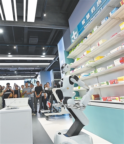 探访全球首家具身智能机器人4S店 探访全球首家具身智能机器人4S店