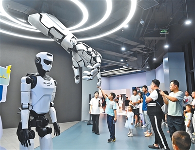 探访全球首家具身智能机器人4S店 探访全球首家具身智能机器人4S店