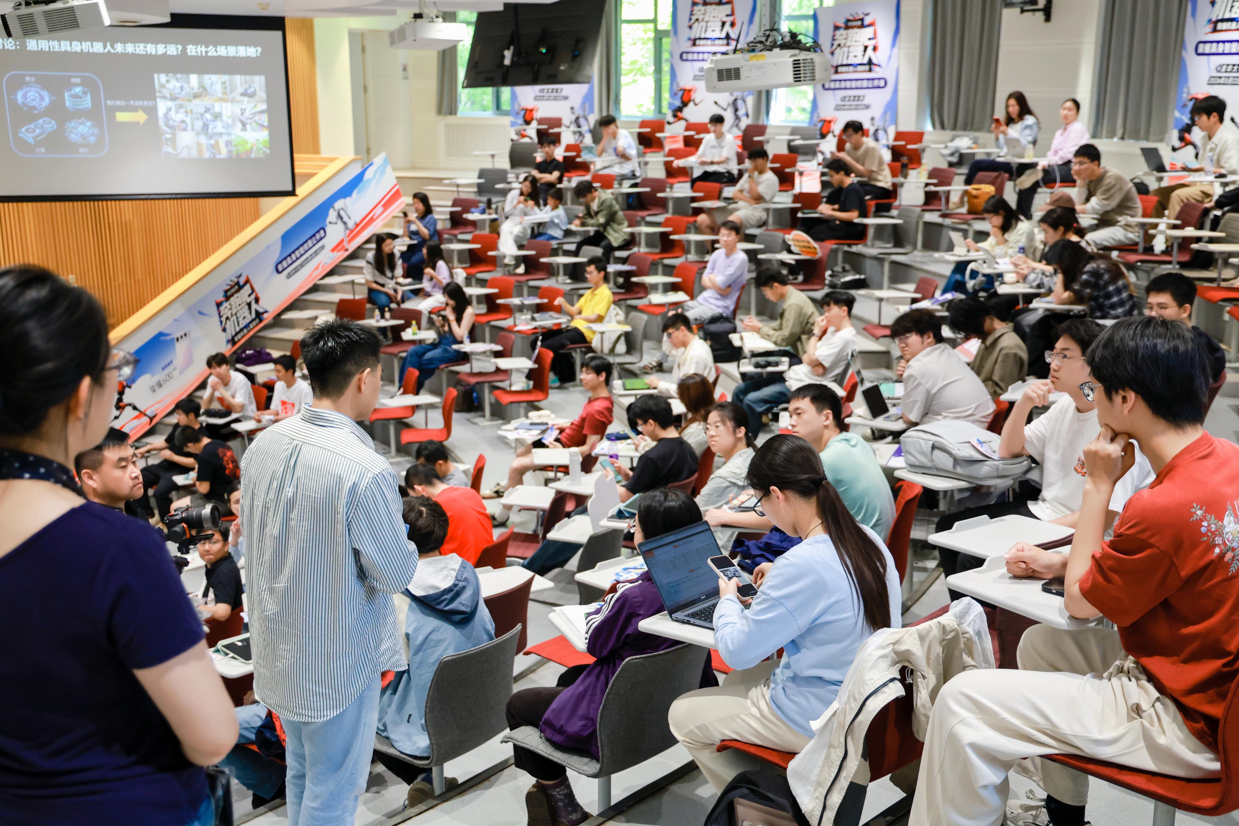荣耀机器人走进清华大学 校园公开课解码具身智能