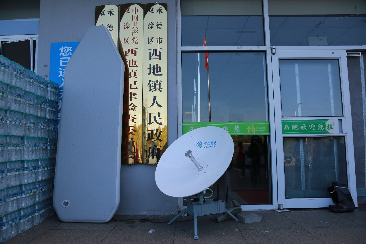 应急通信塔“行走”在承德洪涝灾害现场