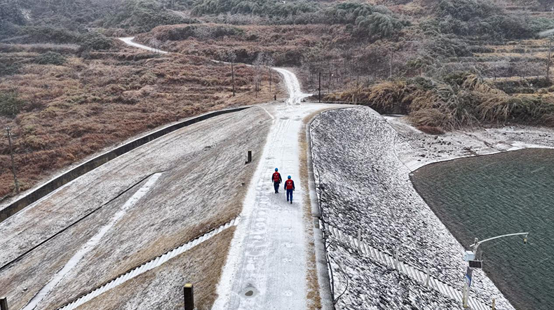 踏雪巡检保供电 科技赋能护温暖