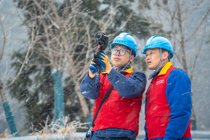 踏雪巡检保供电 科技赋能护温暖
